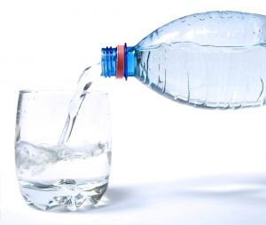 Bei einer Darmreinigung ist in jedem Fall auf das Trinken von viel Wasser zu achten 